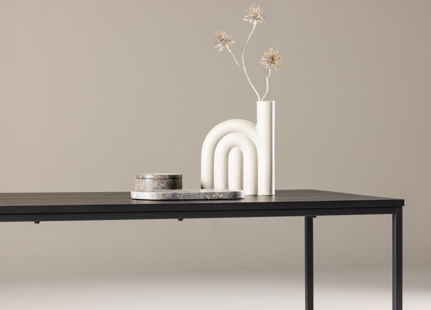 Table basse Mallan noir dans un salon contemporain
