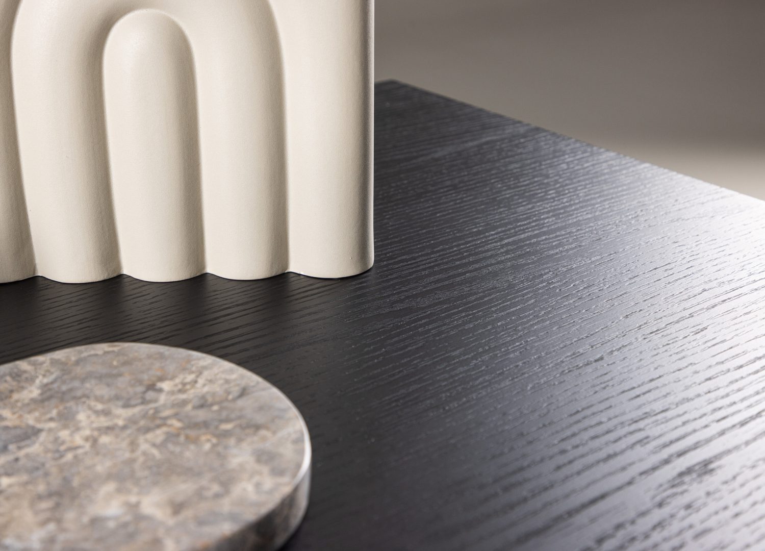 Table basse Mallan noir dans un salon contemporain