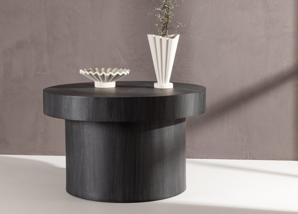 Table basse Malung noir dans un salon contemporain
