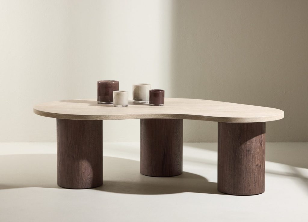 Table basse Megg beige dans un salon contemporain
