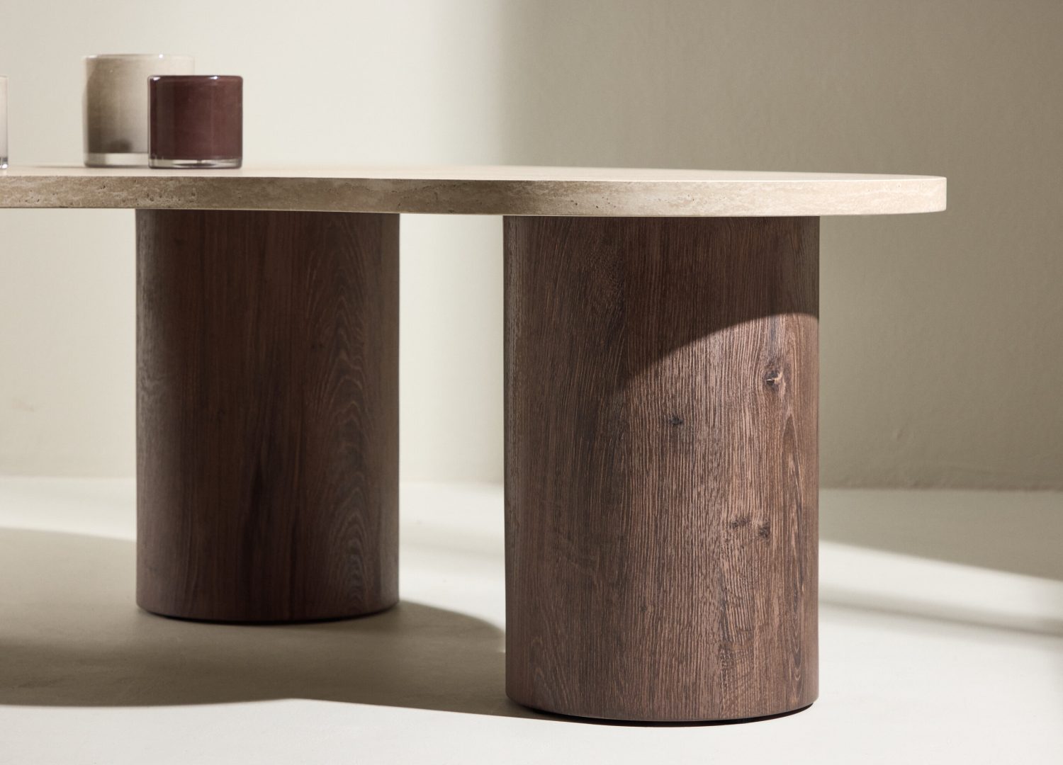 Table basse Megg beige dans un salon contemporain