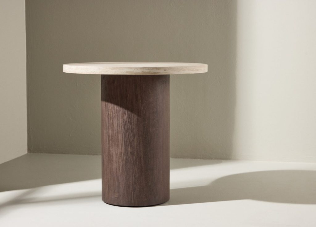 Table basse Megg beige dans un salon contemporain