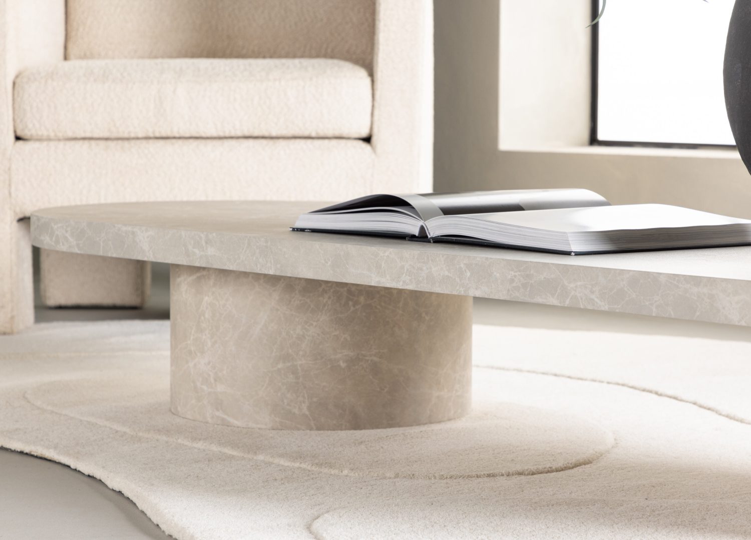 Table basse Narvik beige dans un salon contemporain