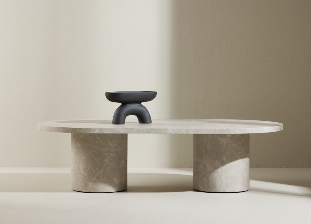 Table basse Narvik beige dans un salon contemporain