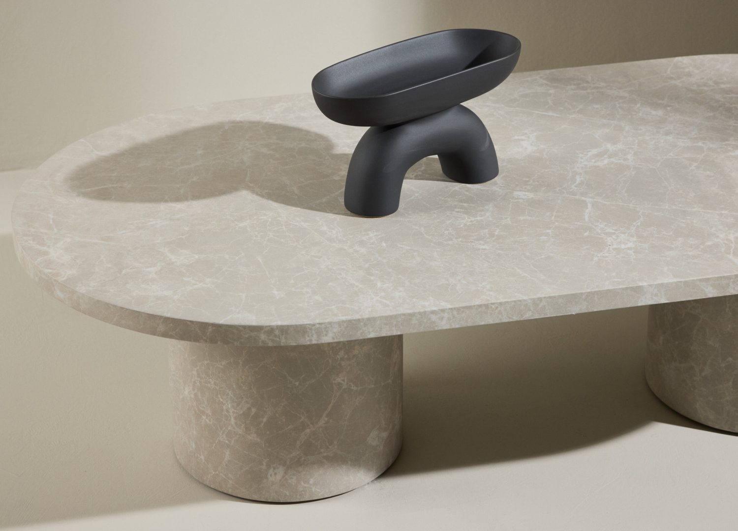 Table basse Narvik beige dans un salon contemporain