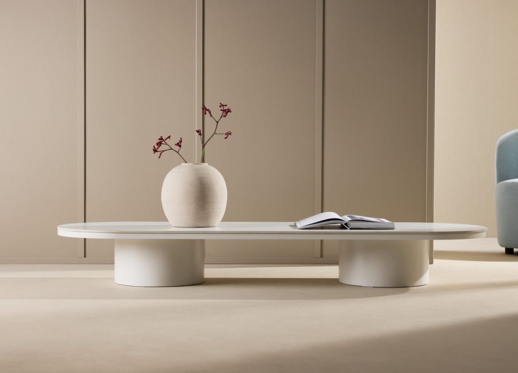 Table basse Narvik beige dans un salon contemporain