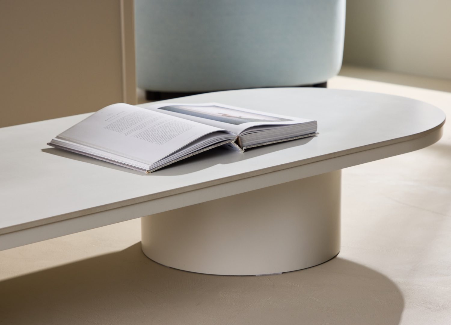 Table basse Narvik beige dans un salon contemporain