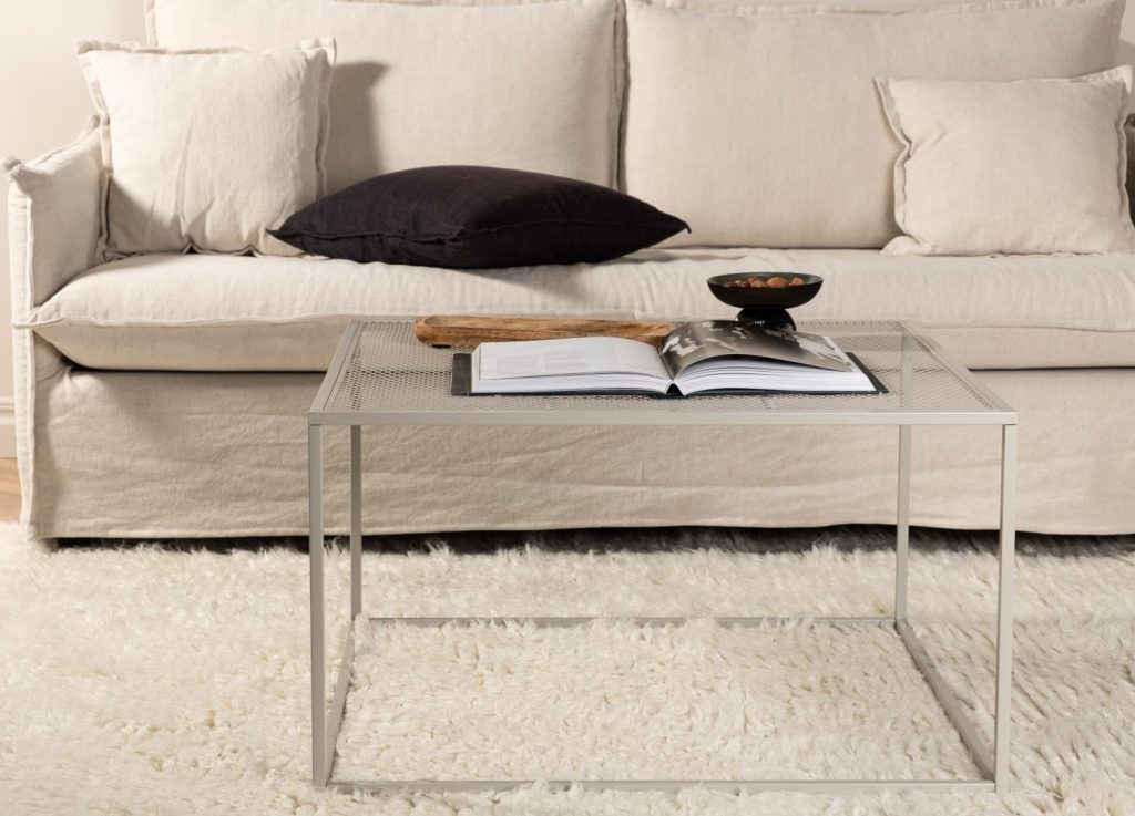 Table basse Netz beige dans un salon contemporain