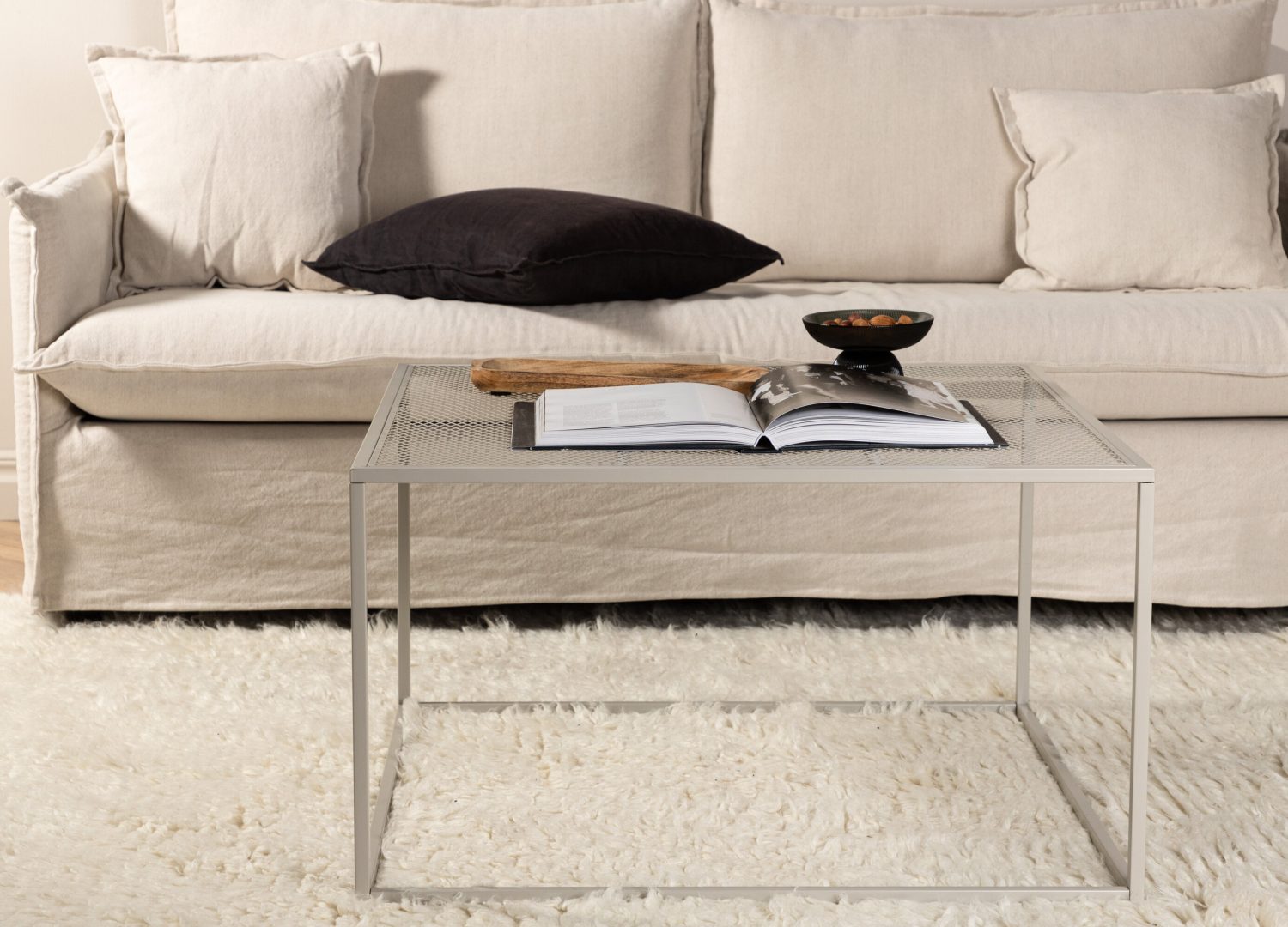 Table basse Netz beige dans un salon contemporain