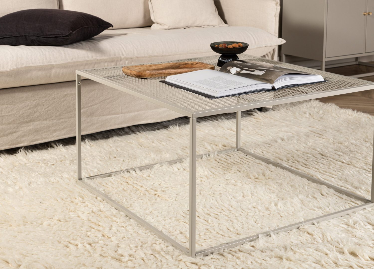Table basse Netz beige dans un salon contemporain