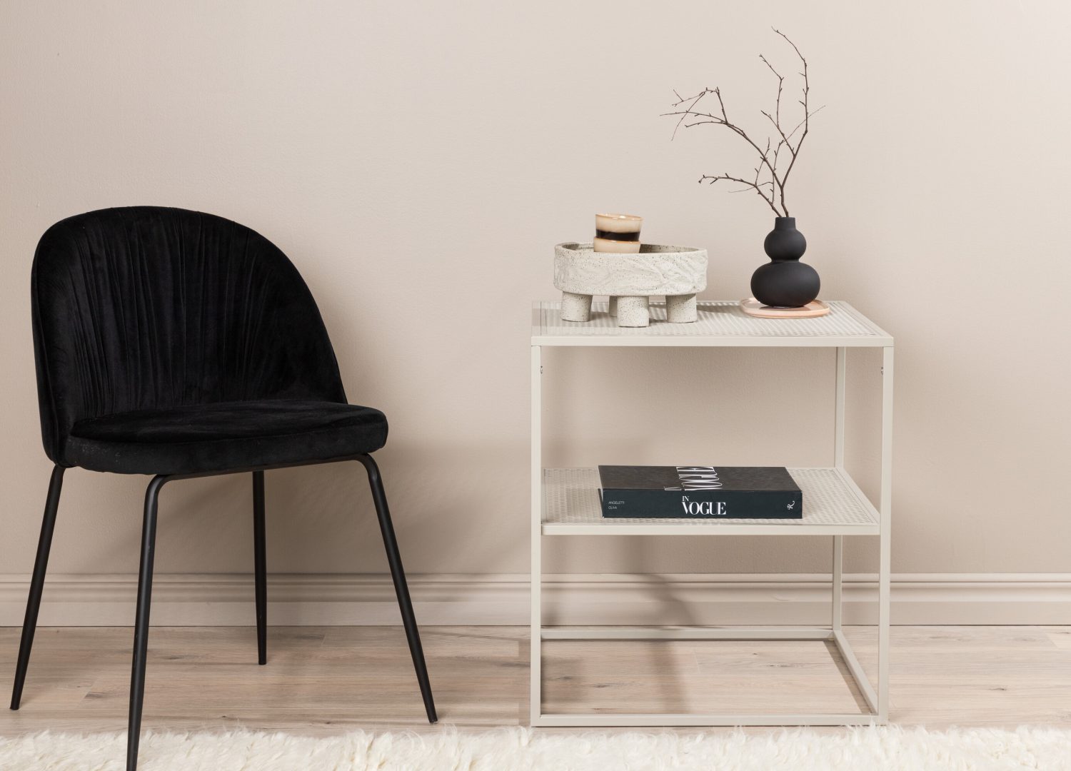 Table basse Netz beige dans un salon contemporain