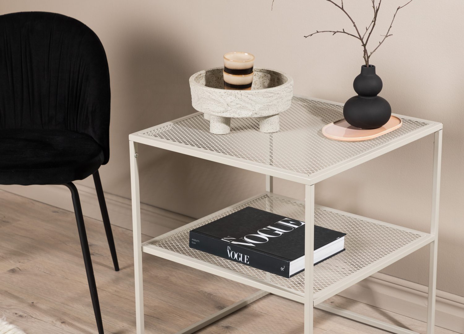 Table basse Netz beige dans un salon contemporain