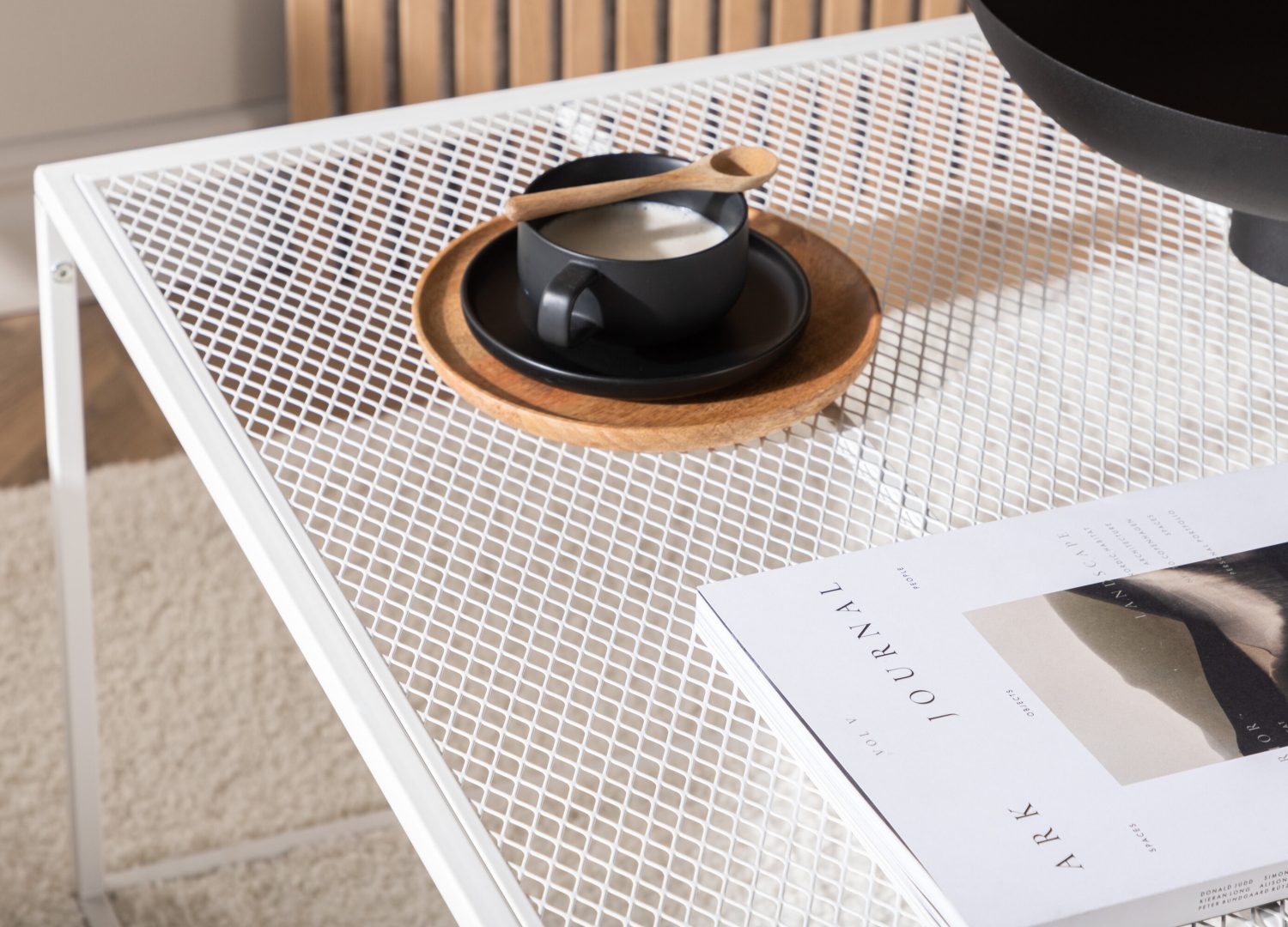 Table basse Netz blanc dans un salon contemporain
