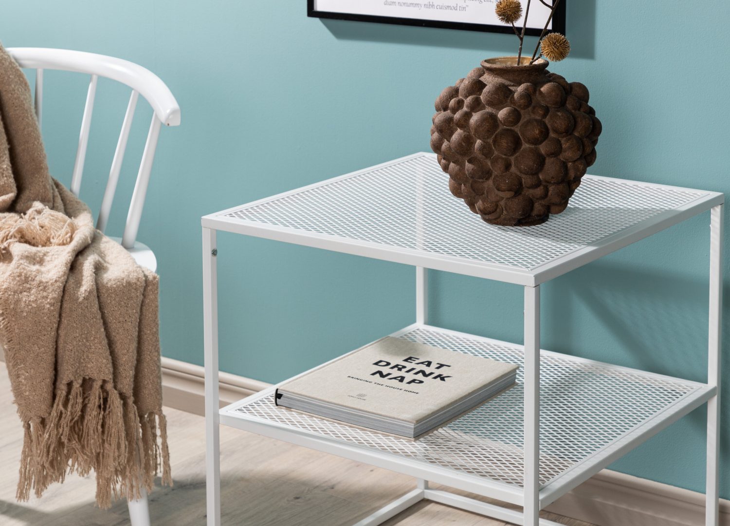 Table basse Netz blanc dans un salon contemporain