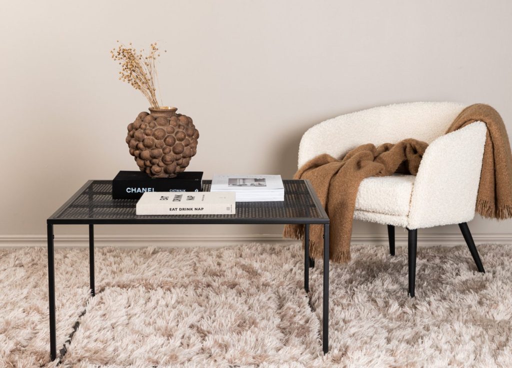 Table basse Netz noir dans un salon contemporain