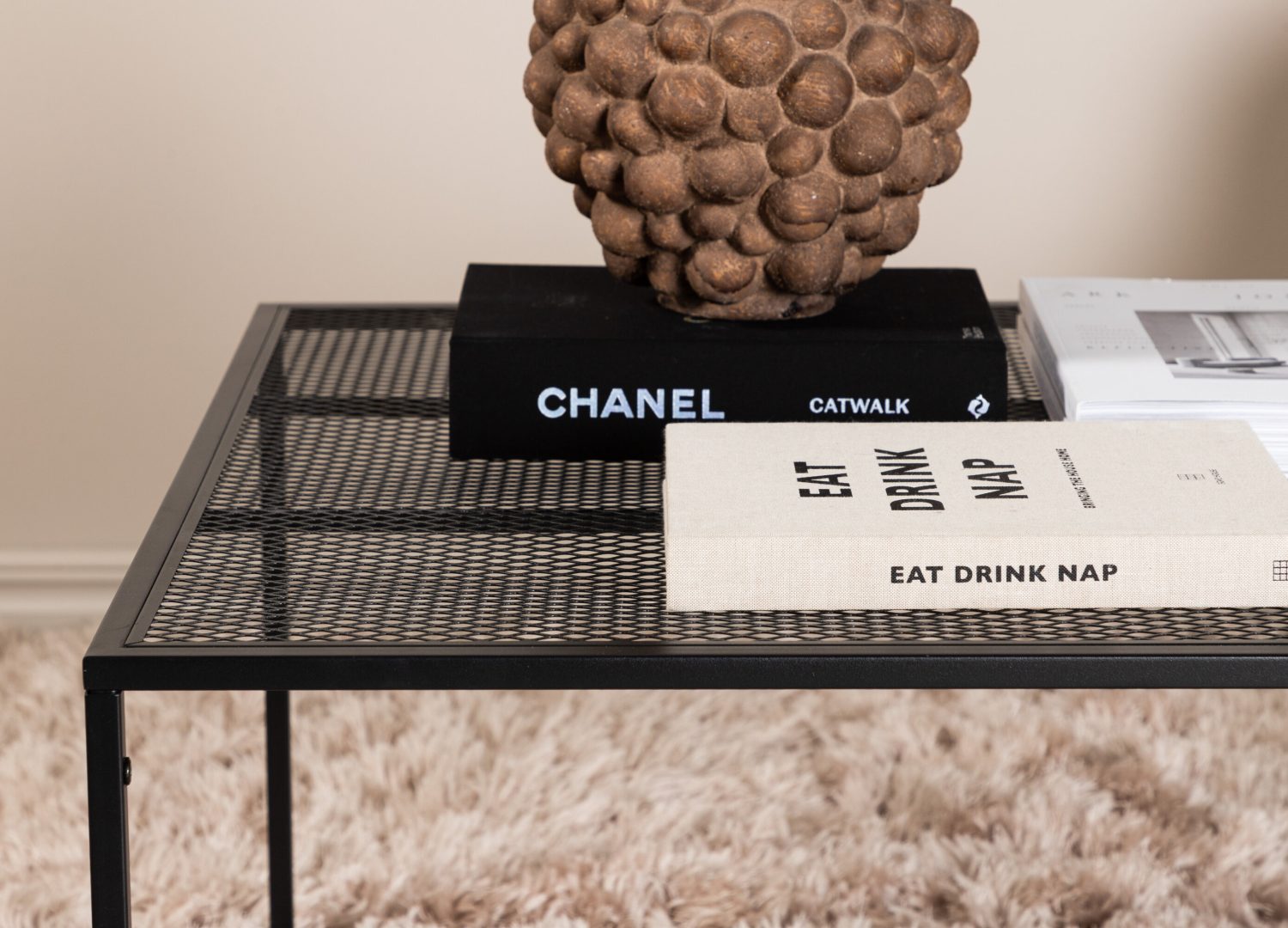 Table basse Netz noir dans un salon contemporain