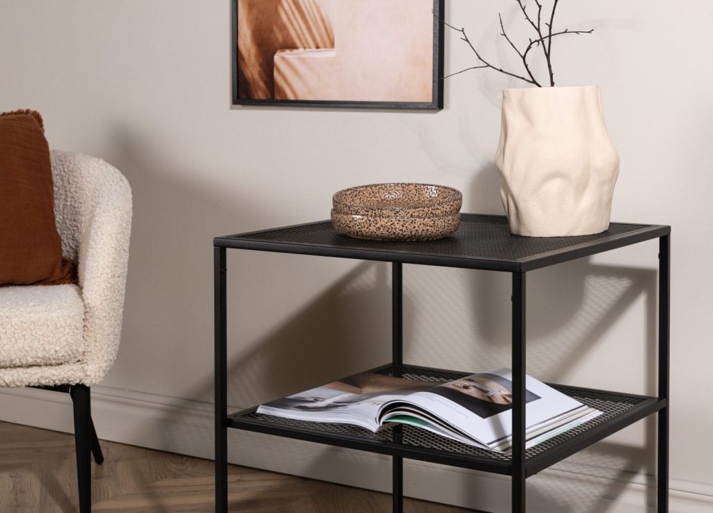 Table basse Netz noir dans un salon contemporain
