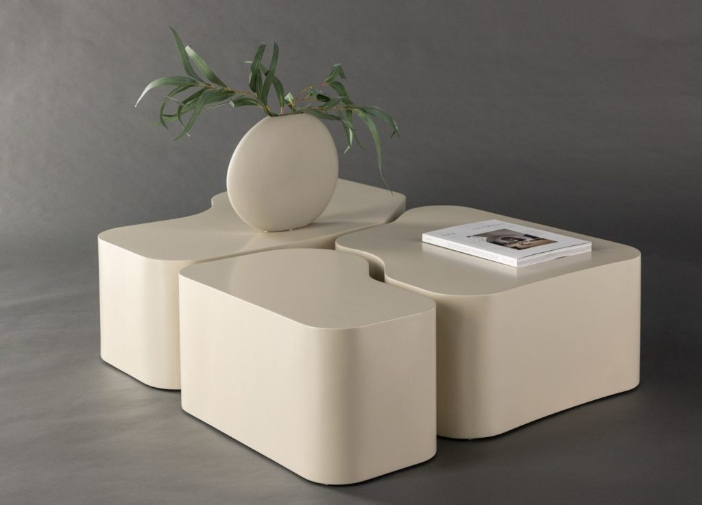 Table basse Nordland beige dans un salon contemporain