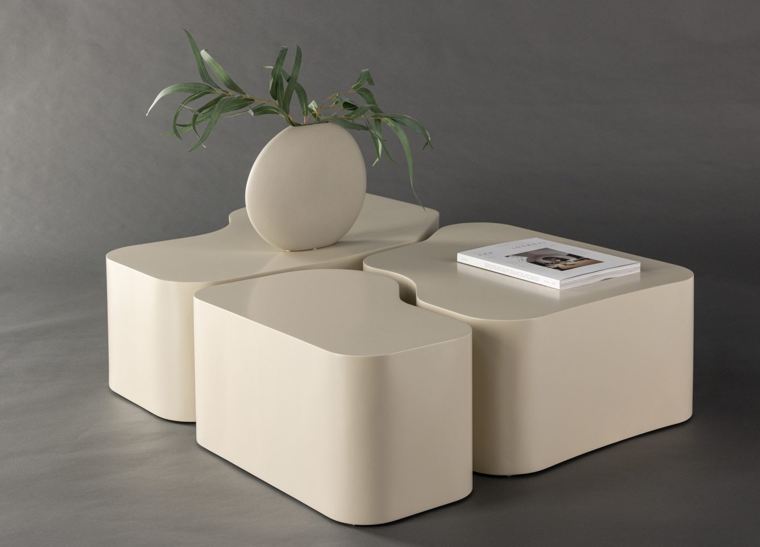 Table basse Nordland beige dans un salon contemporain