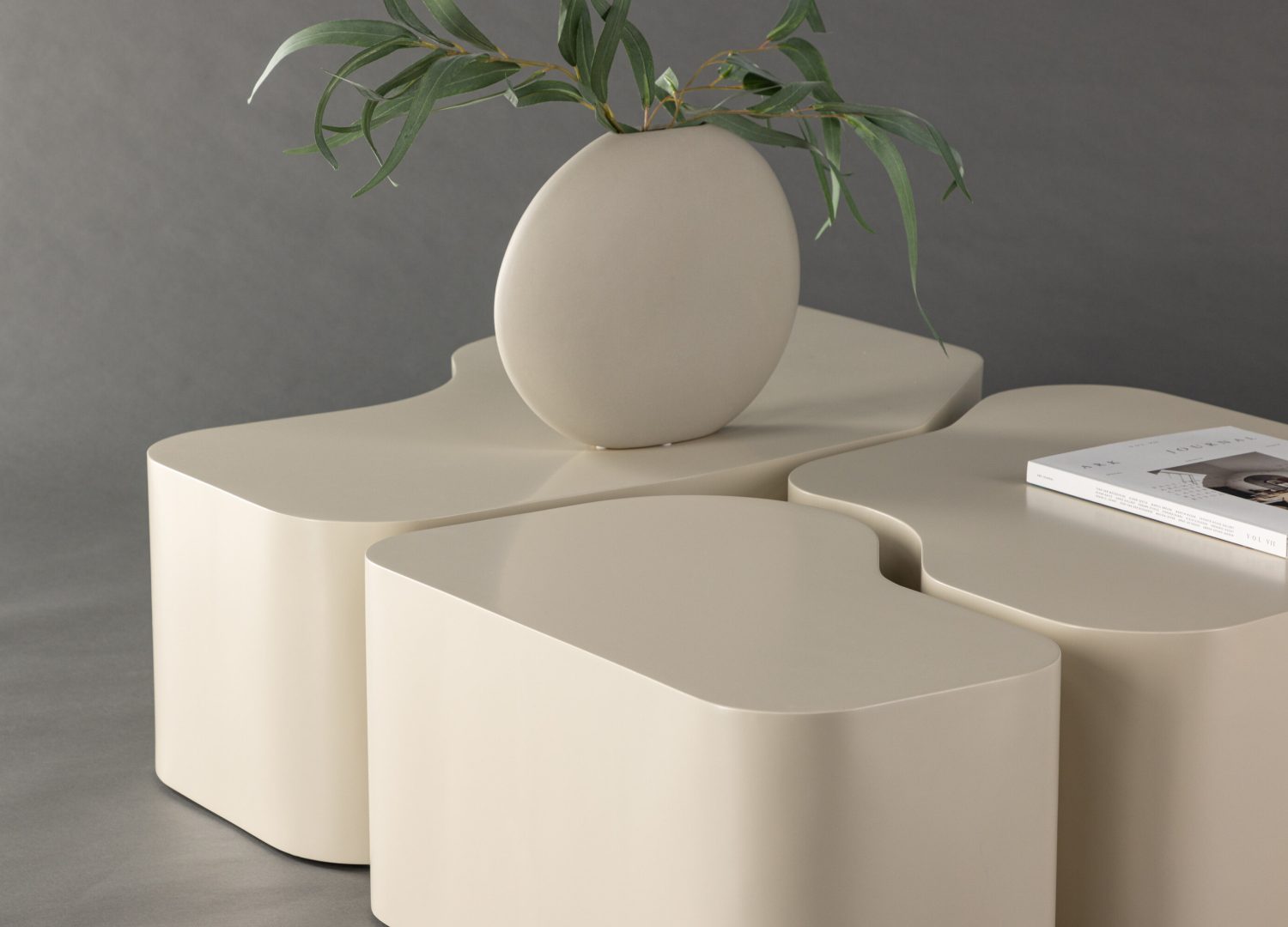 Table basse Nordland beige dans un salon contemporain