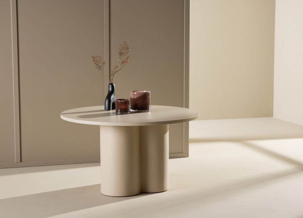 Table basse Olivia beige dans un salon contemporain