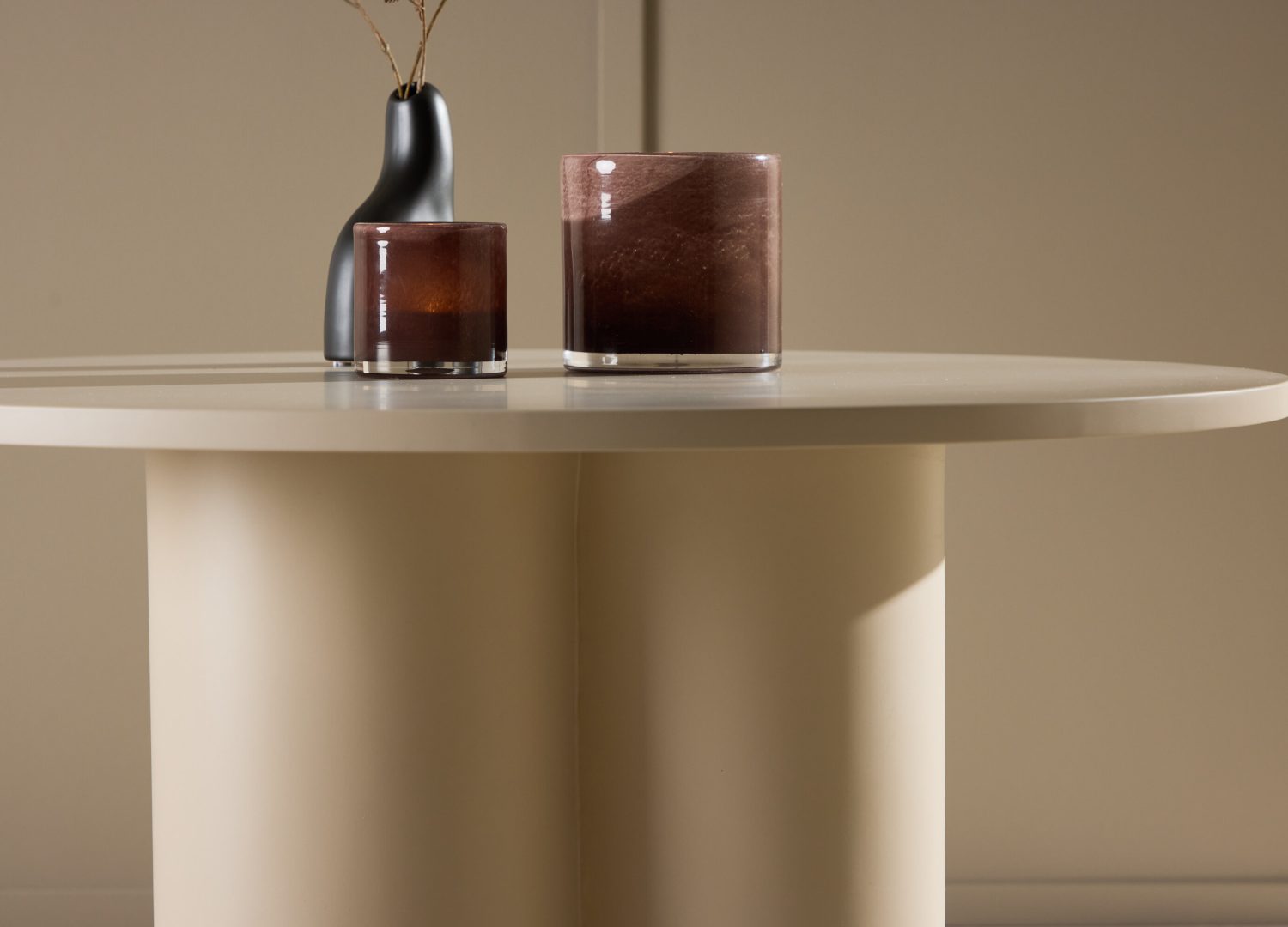 Table basse Olivia beige dans un salon contemporain