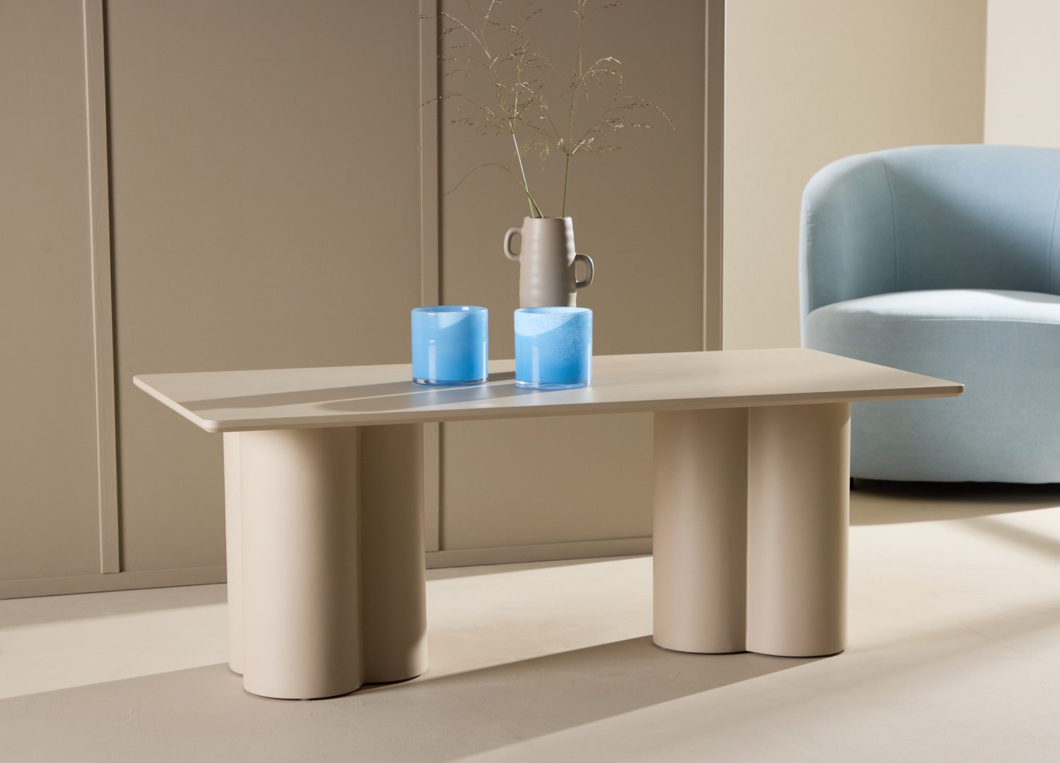 Table basse Olivia beige dans un salon contemporain