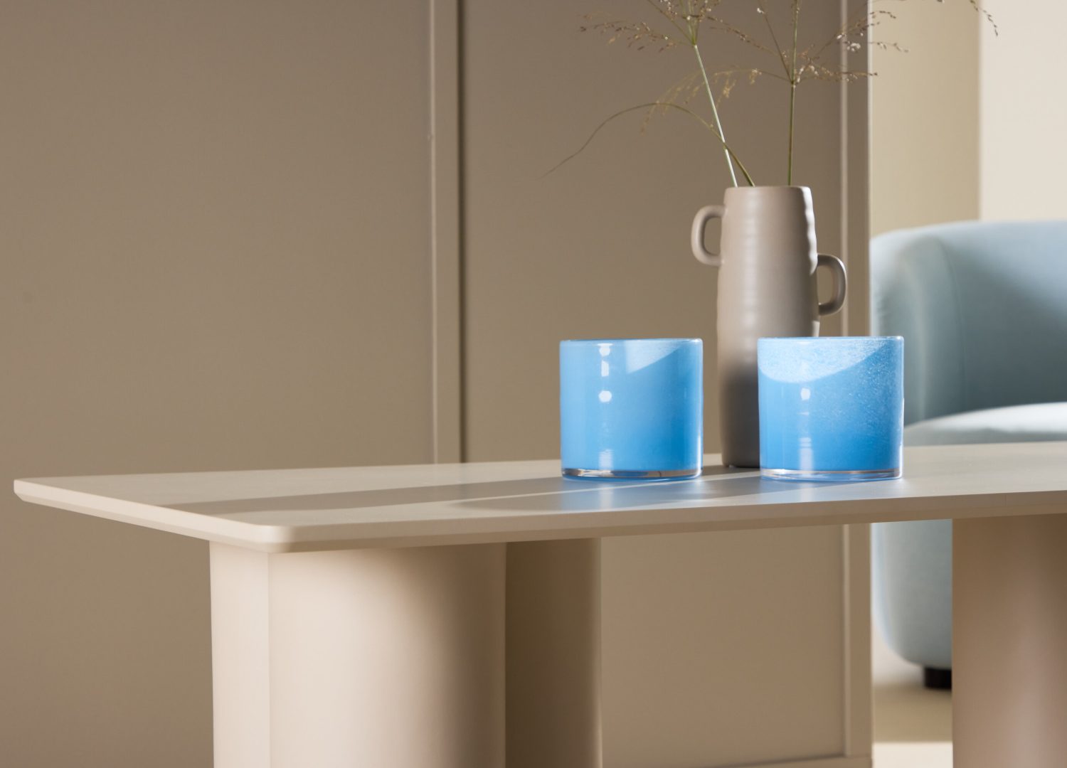 Table basse Olivia beige dans un salon contemporain