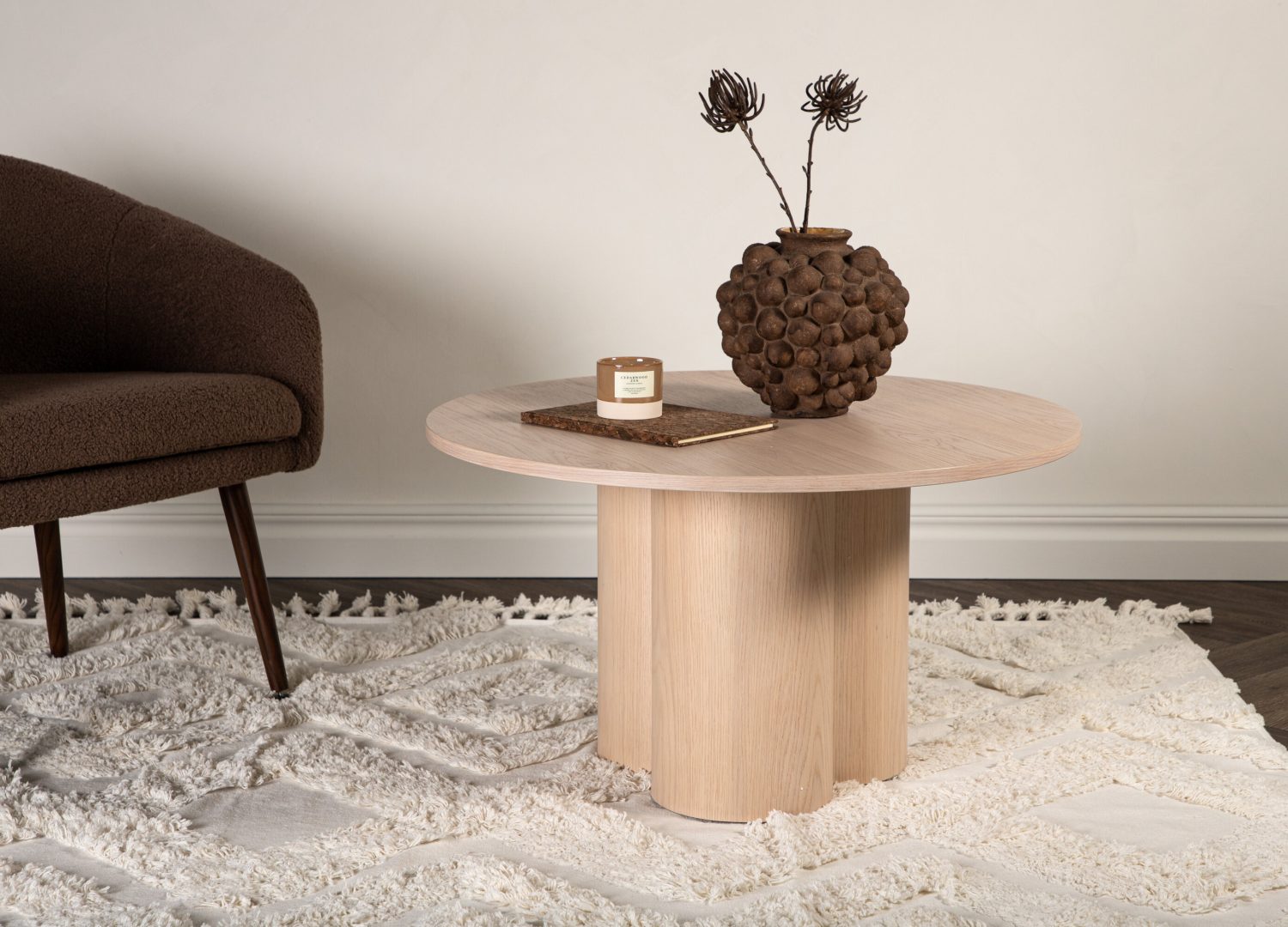 Table basse Olivia blanchi dans un salon contemporain