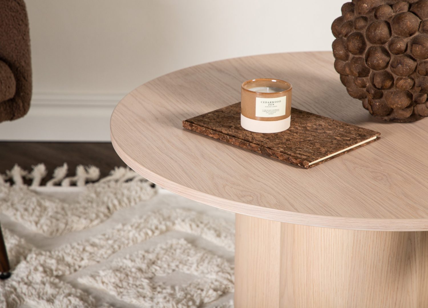 Table basse Olivia blanchi dans un salon contemporain