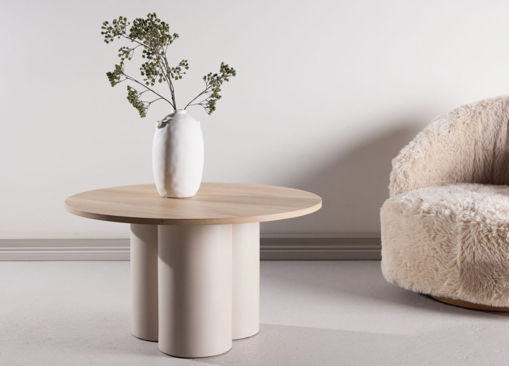 Table basse Olivia blanchi dans un salon contemporain