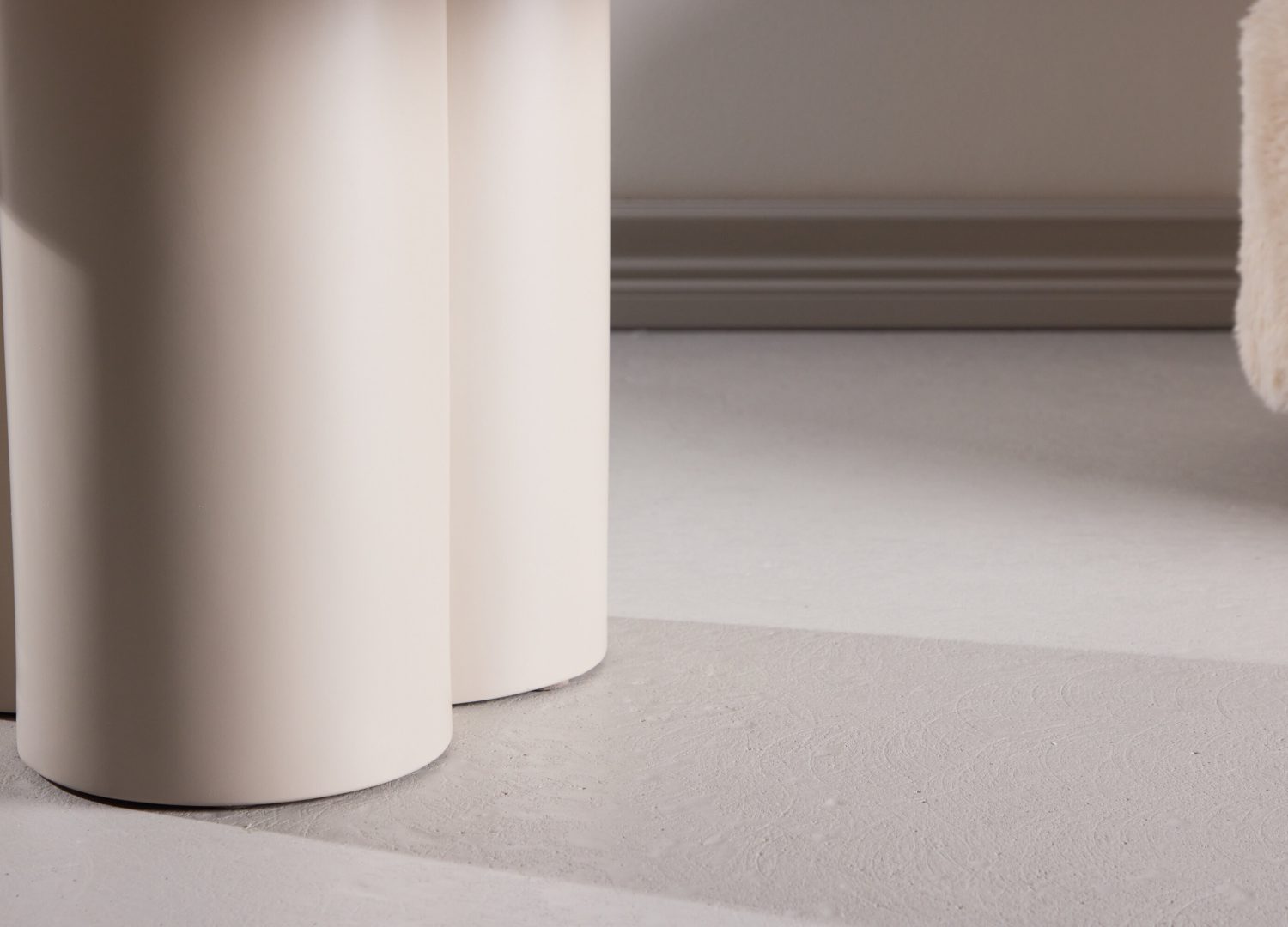 Table basse Olivia blanchi dans un salon contemporain
