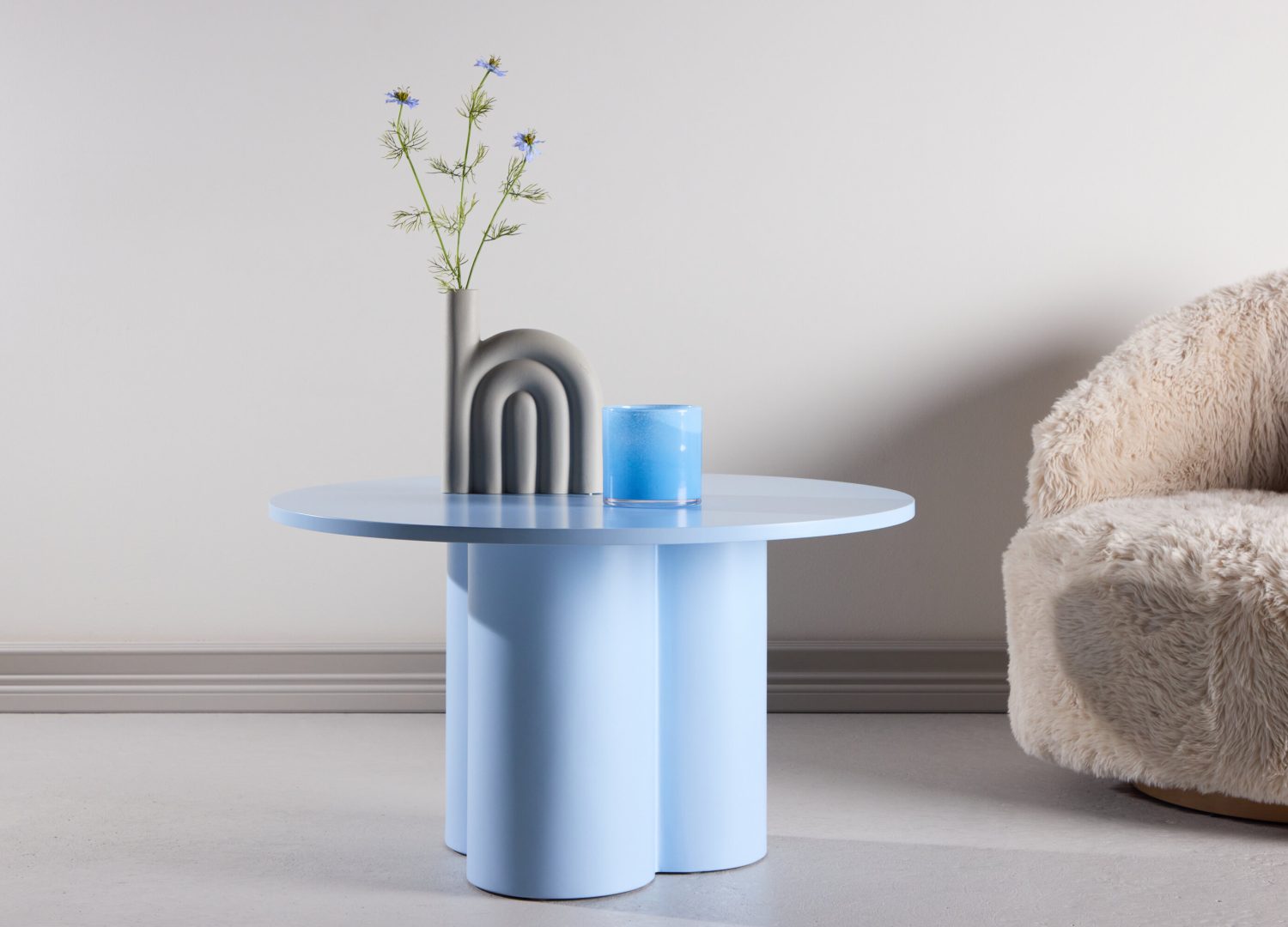 Table basse Olivia bleu dans un salon contemporain