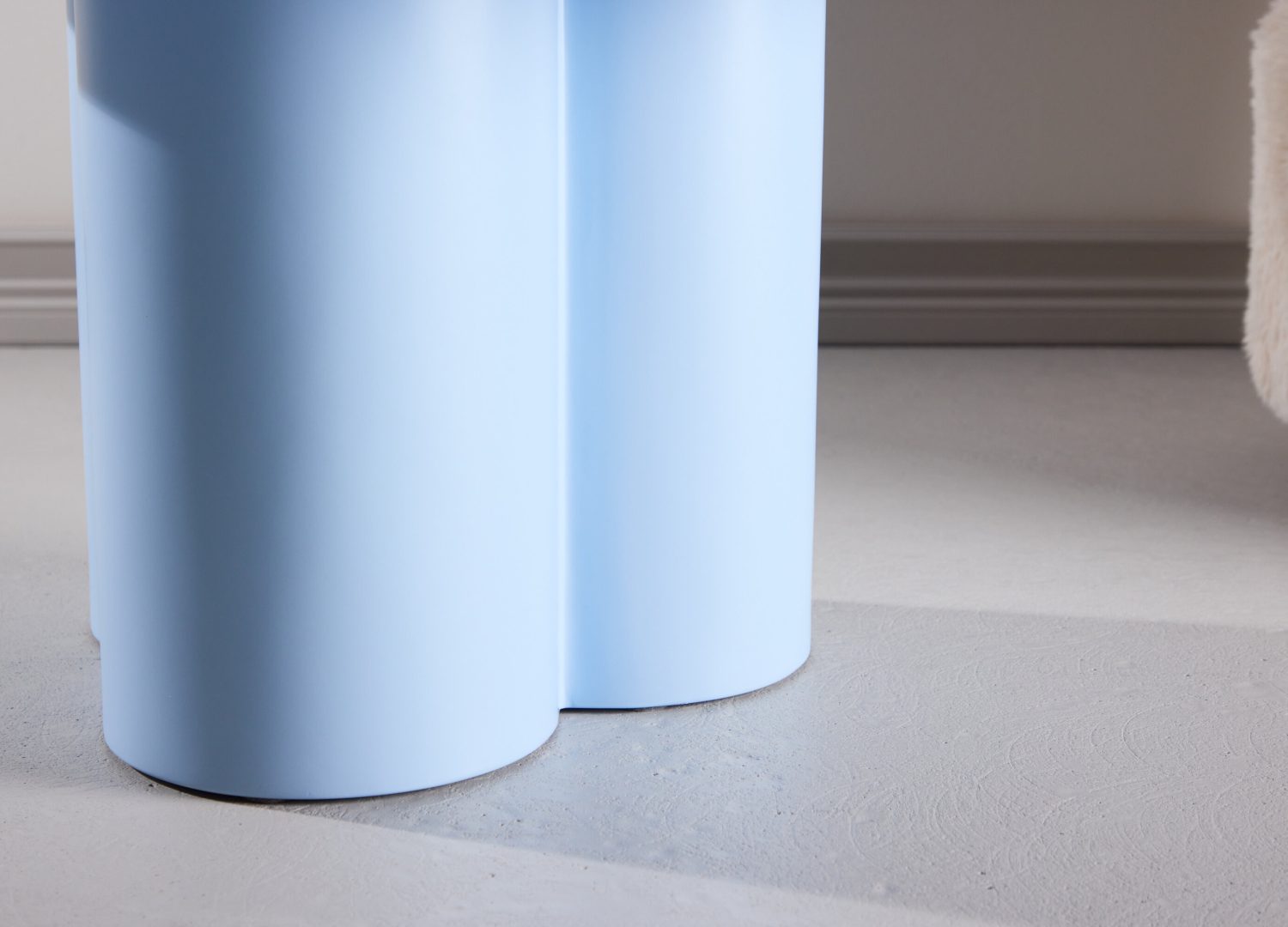 Table basse Olivia bleu dans un salon contemporain