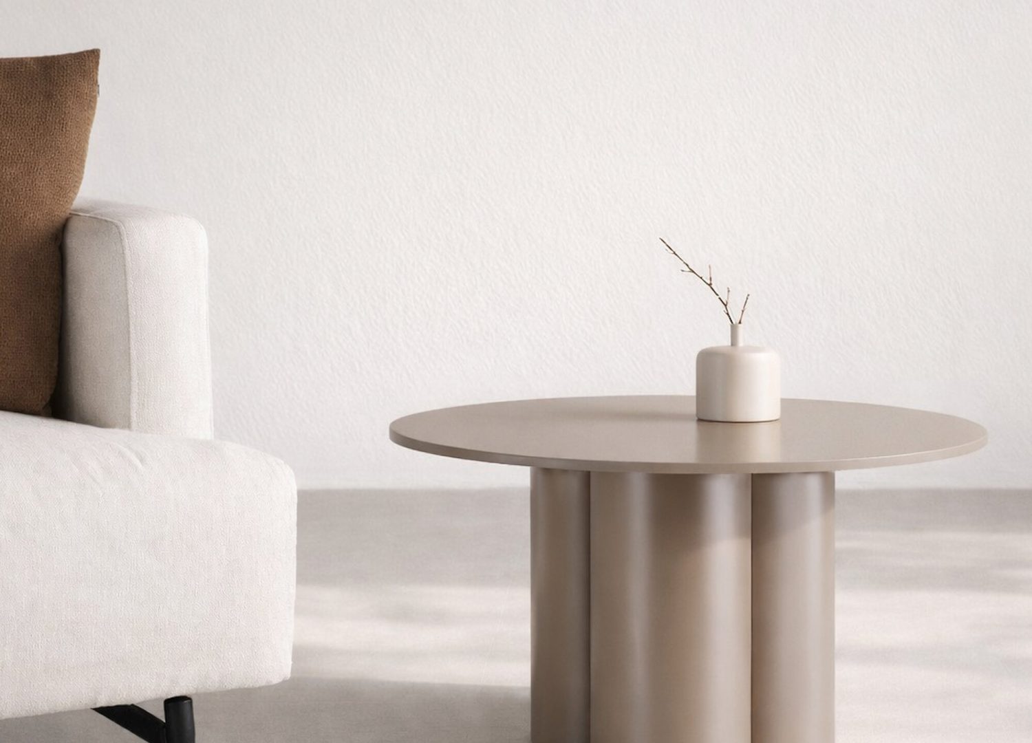 Table basse Olivia marron dans un salon contemporain