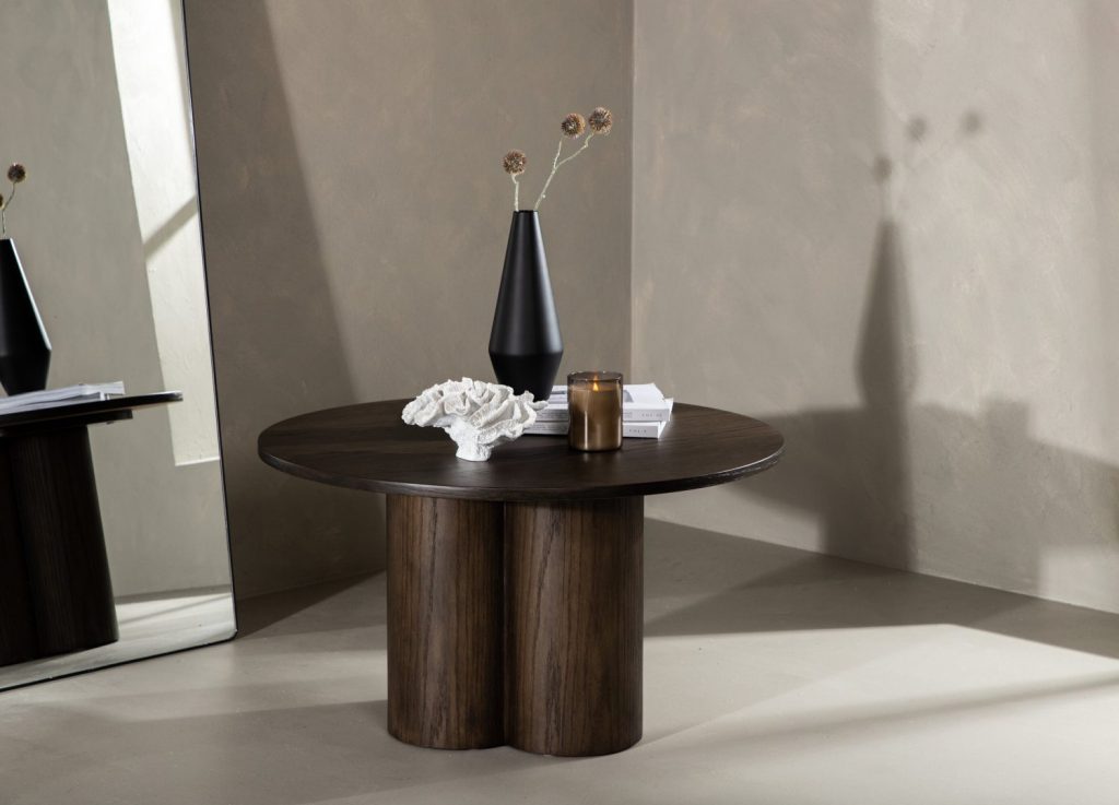 Table basse Olivia moka dans un salon contemporain