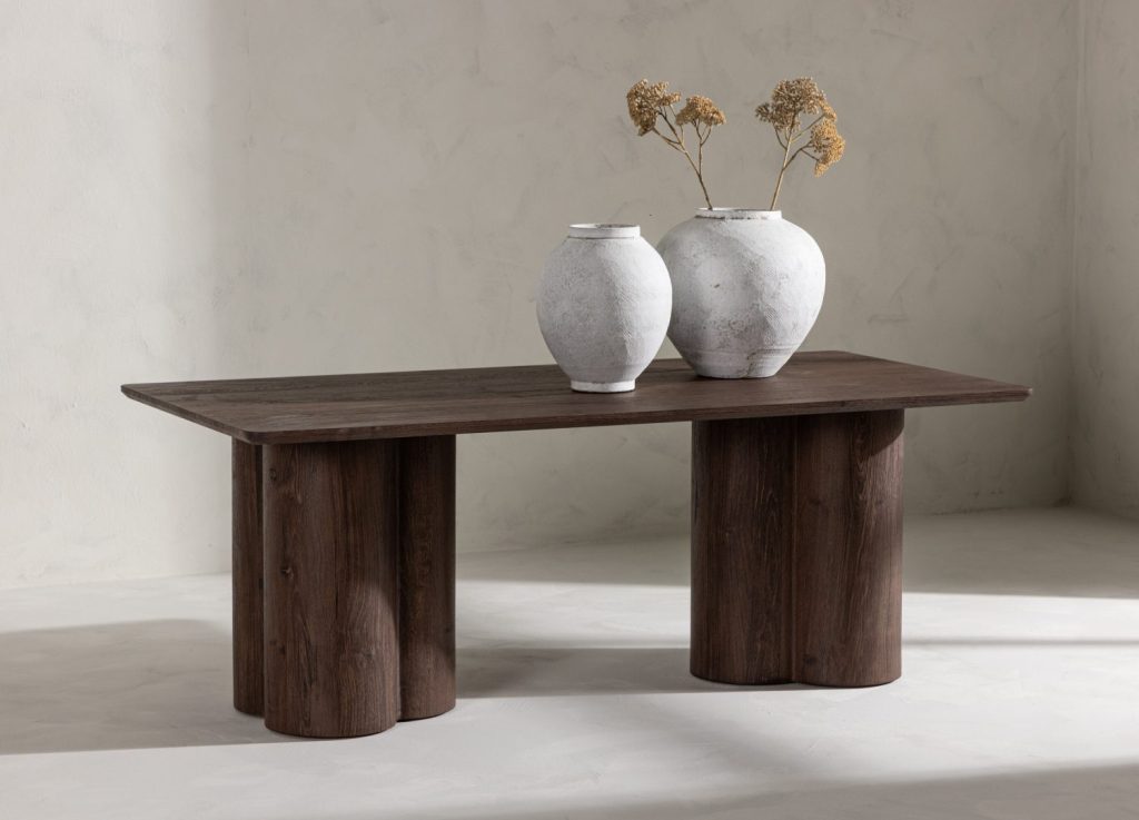 Table basse Olivia moka dans un salon contemporain
