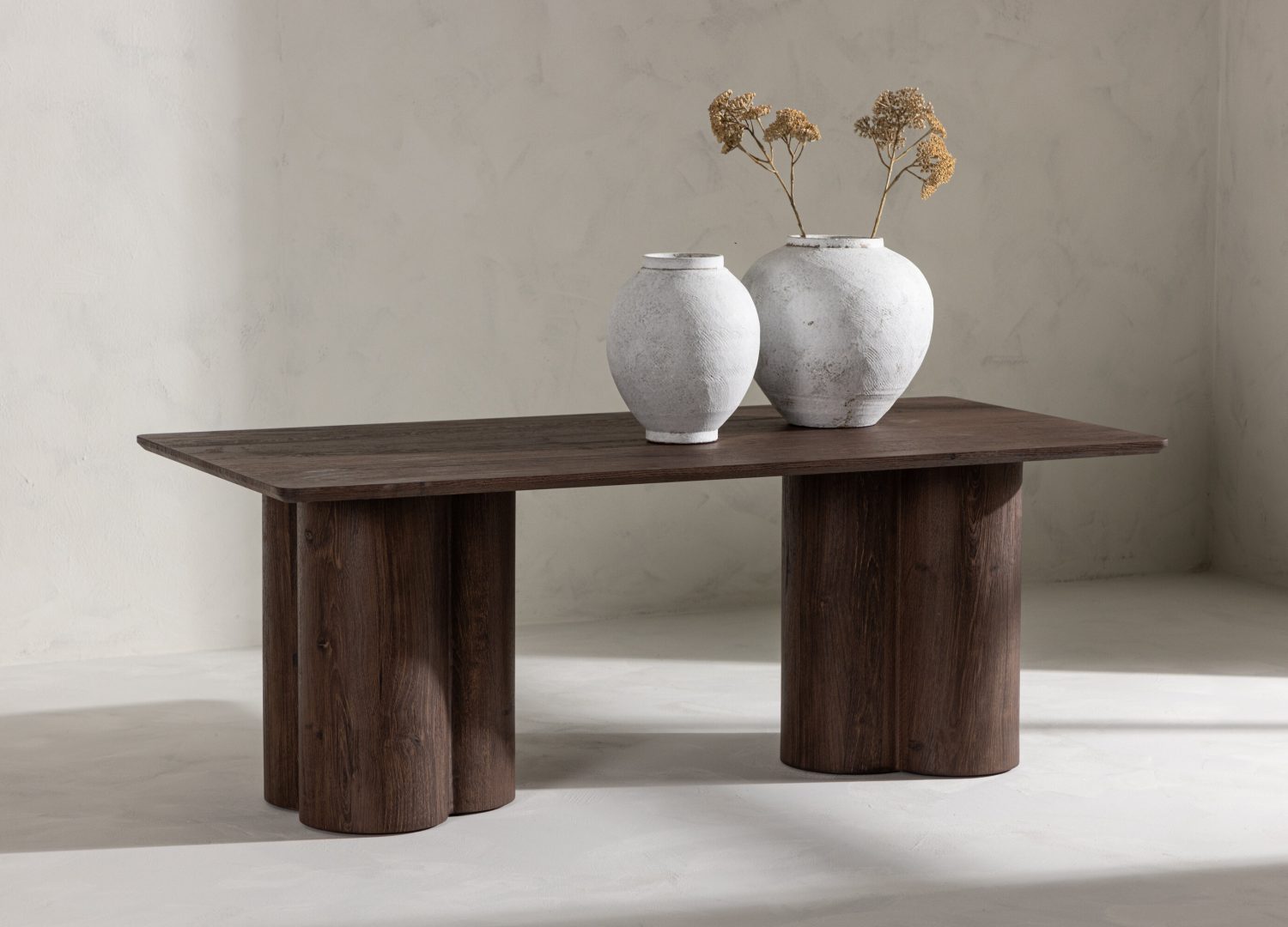 Table basse Olivia moka dans un salon contemporain