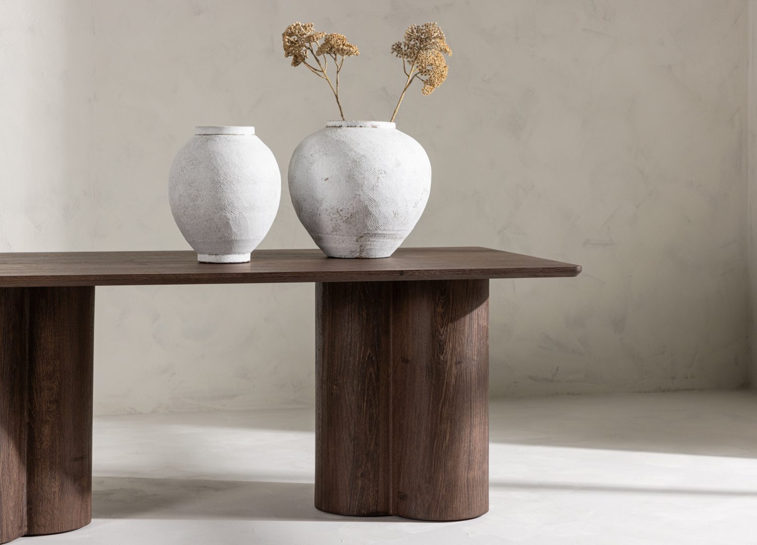 Table basse Olivia moka dans un salon contemporain