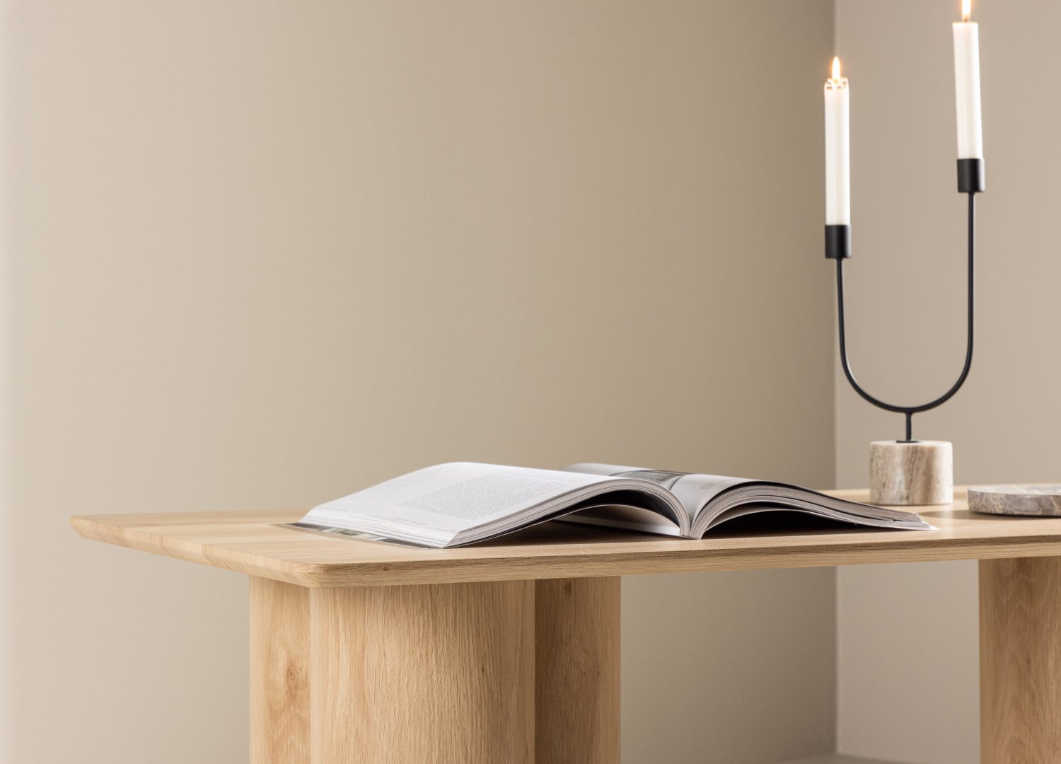 Table basse Olivia naturel dans un salon contemporain