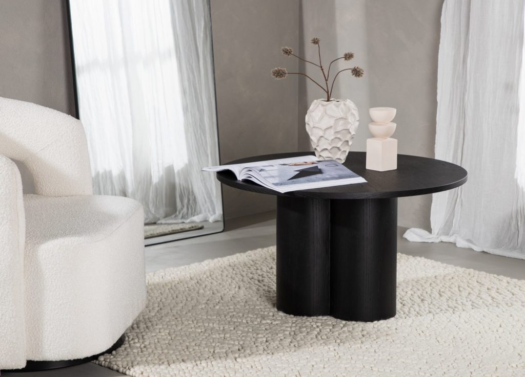 Table basse Olivia noir dans un salon contemporain