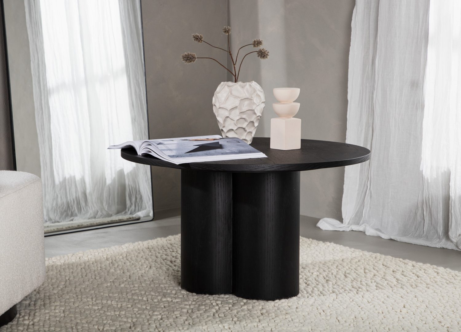 Table basse Olivia noir dans un salon contemporain