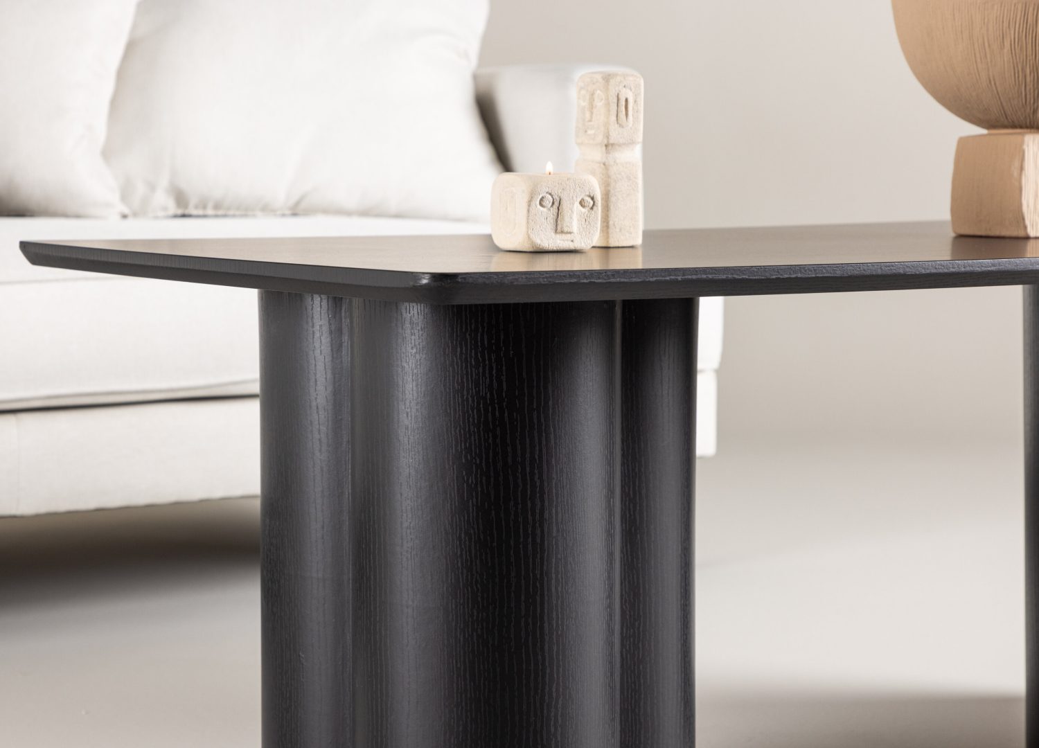 Table basse Olivia noir dans un salon contemporain