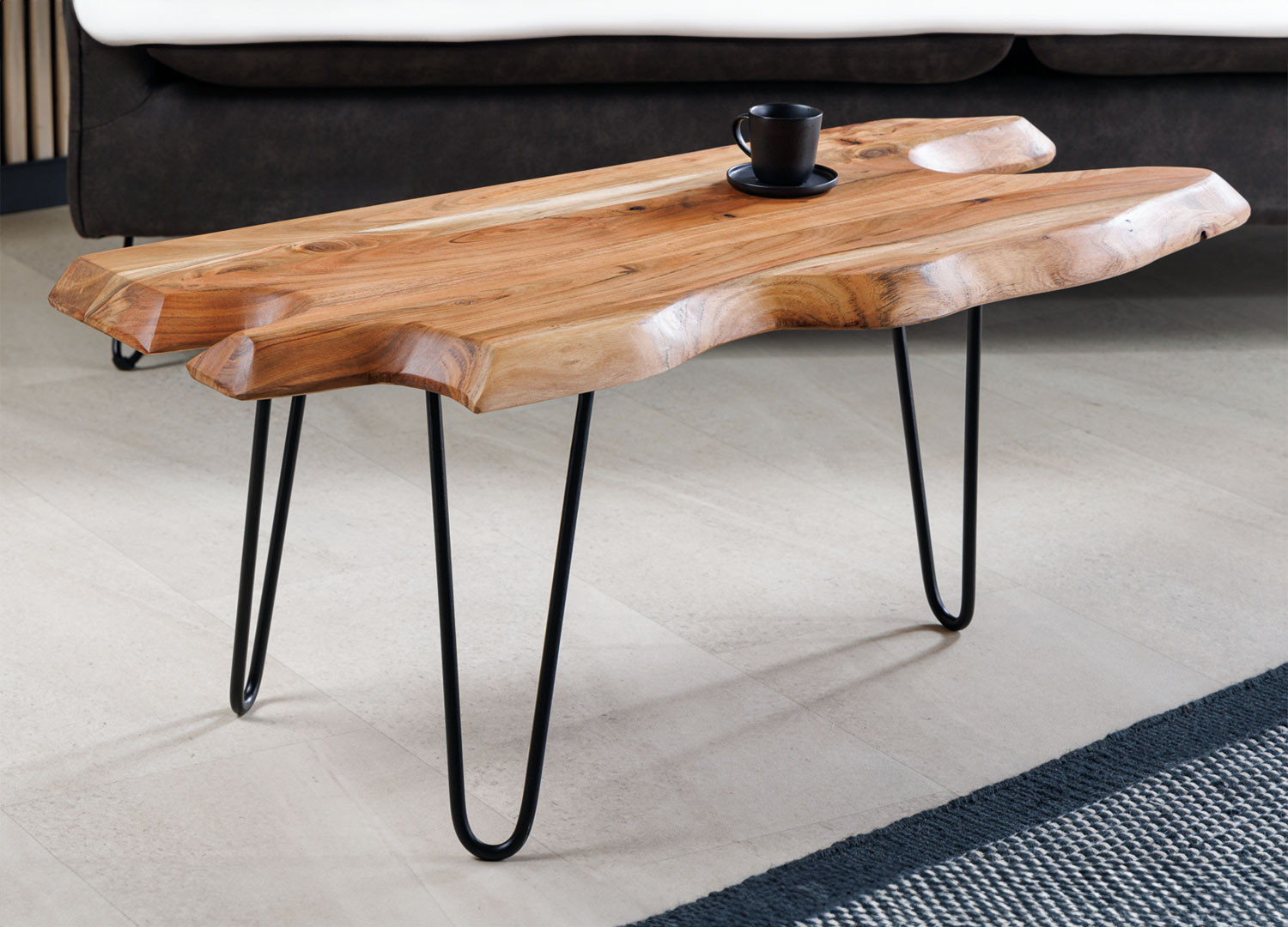 Table basse originale bois d'acacia et pied épingle en métal noir
