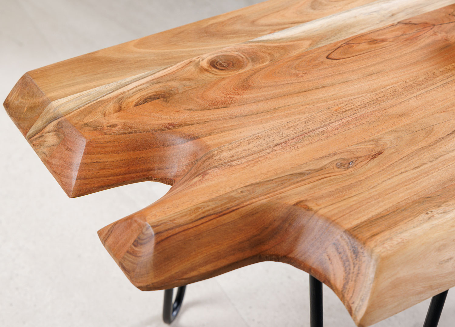 Table basse originale bois d'acacia et pied épingle en métal noir
