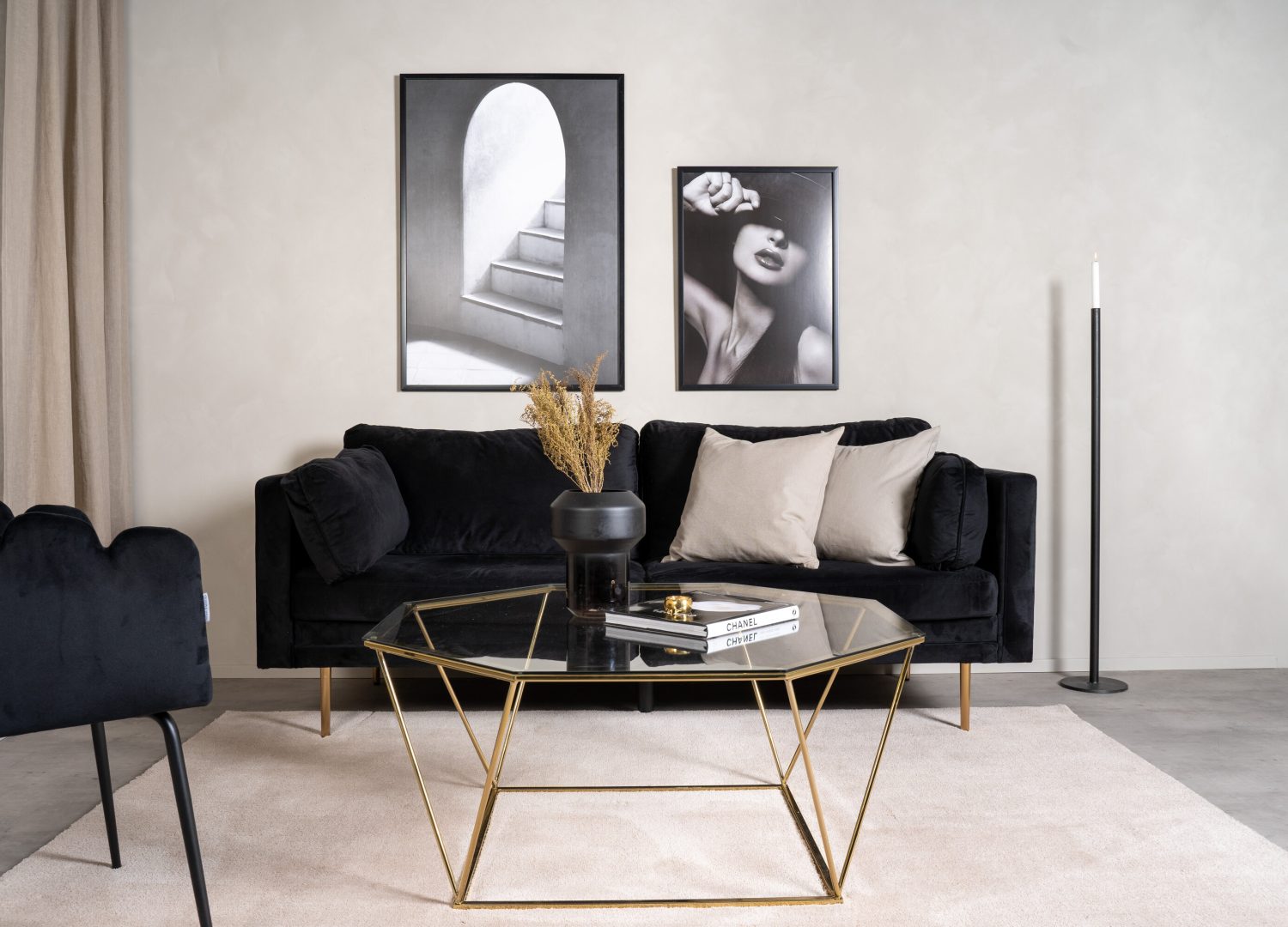 Table basse Österlen doré dans un salon contemporain
