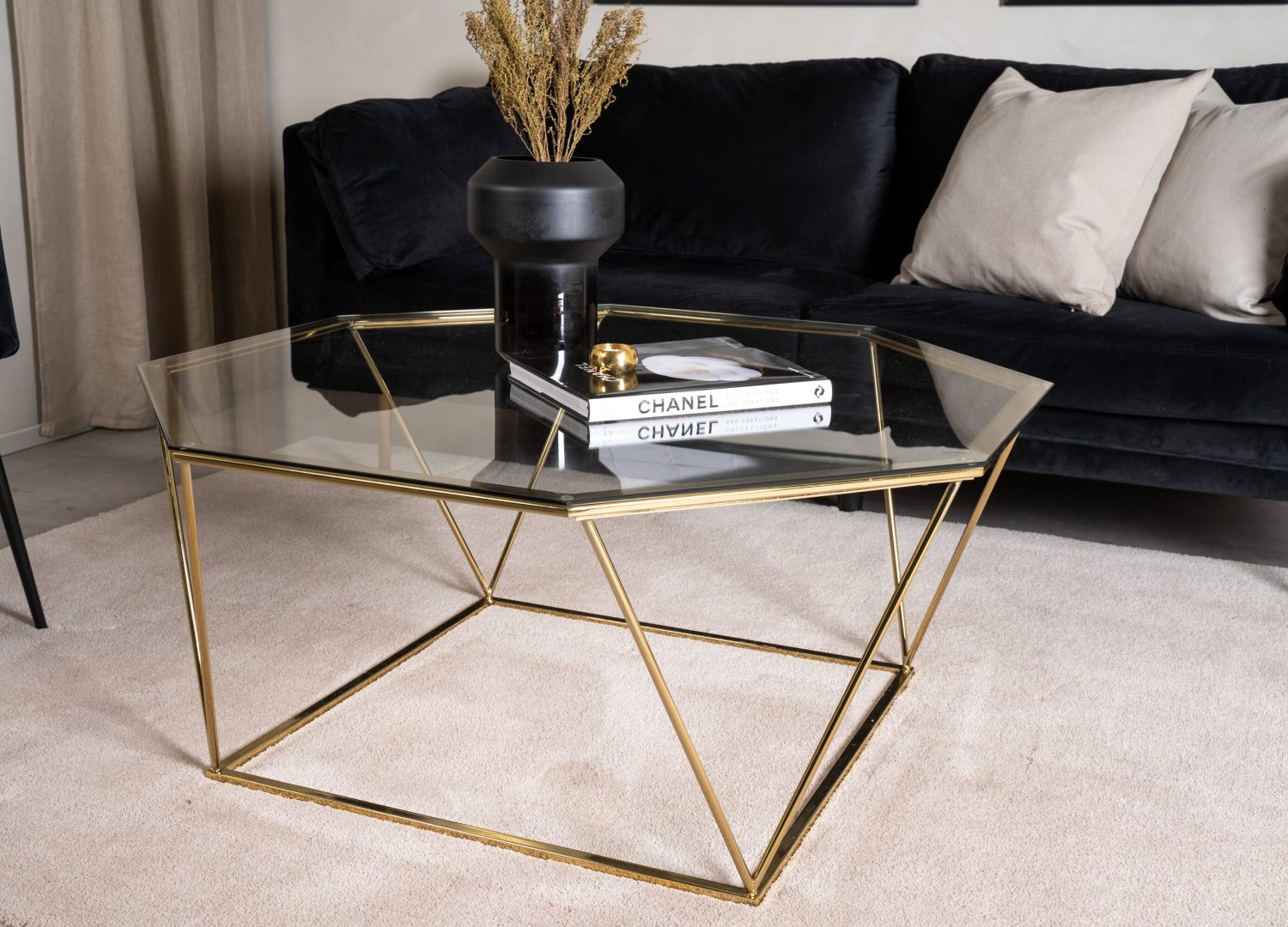 Table basse Österlen doré dans un salon contemporain