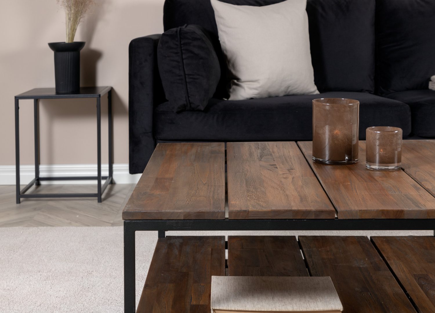 Table basse Padang naturel dans un salon contemporain