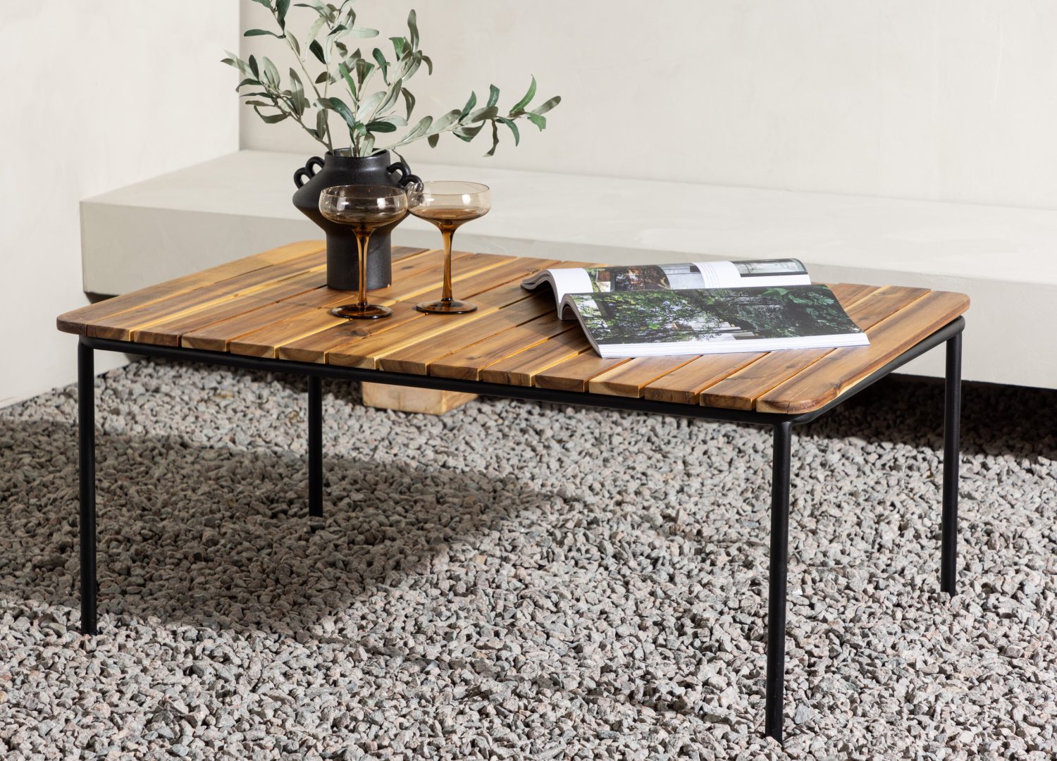 Table basse Penh naturel dans un salon contemporain