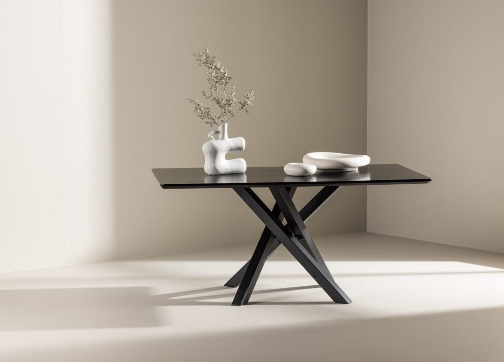 Table basse Piazza noir dans un salon contemporain